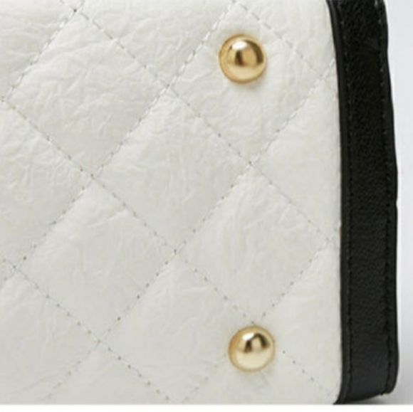 BLACK AND WHITE HANDBAG WITH GOLD CHAIN STRAPS (KELOLADS) BRAND SIZE 35'… - Picture 9 of 11